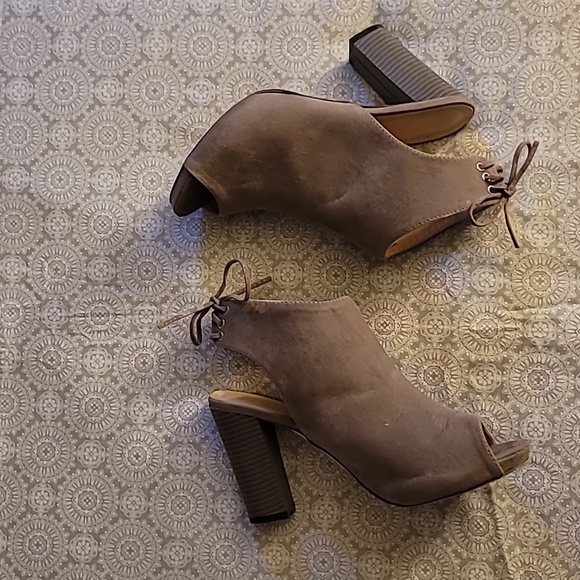 Grey Heels - Picture 4 of 11